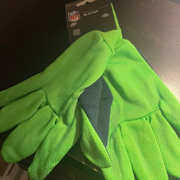 Seahawks NFl Utility Gloves - Picture 2 of 2